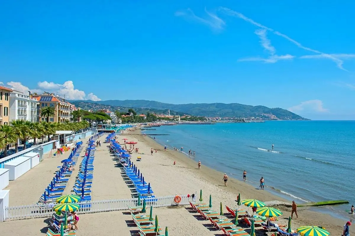 Appartamento Casa Vacanza Marina, in pieno centro a pochi passi dal mare e con aria condizionata! Diano Marina