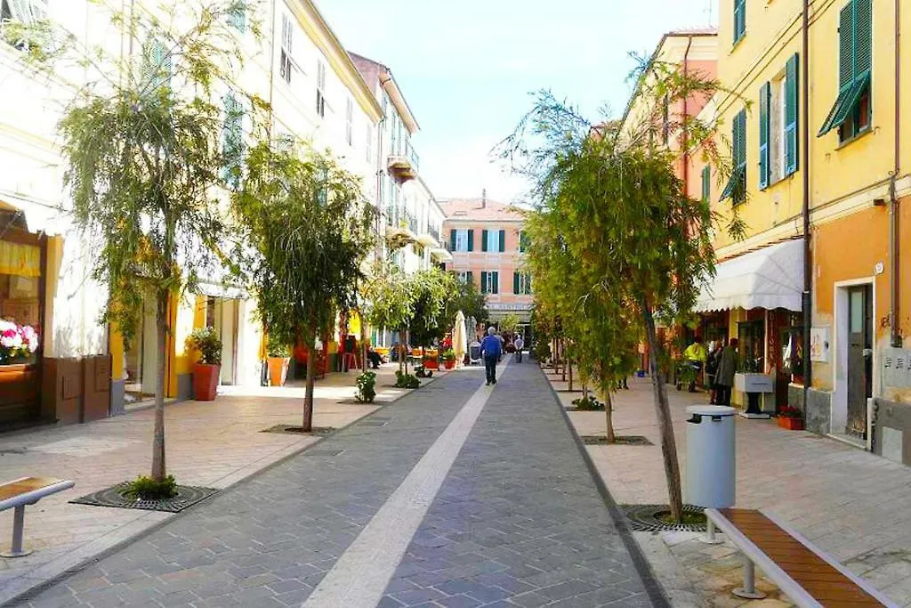 Casa Vacanza Marina, in pieno centro a pochi passi dal mare e con aria condizionata! Diano Marina Italia